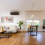 Luxury 2 Bd By Dizingof Near The Beach