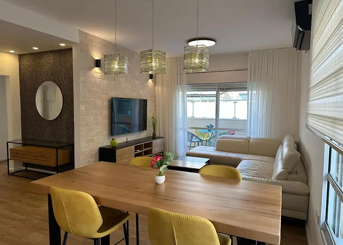 Luxury 2 Bd By Dizingof Near The Beach
